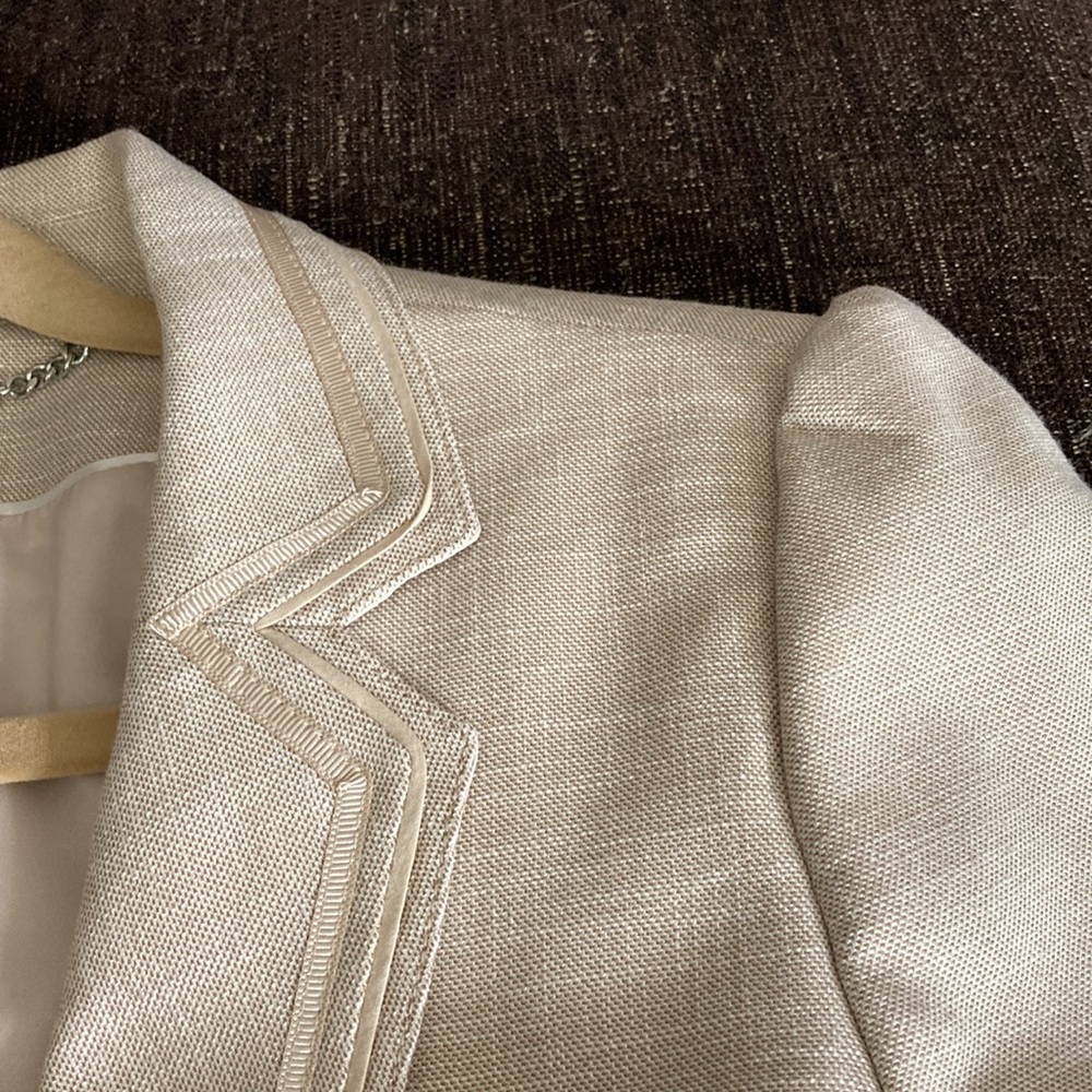 Perfect Condition Flattering Lightweight Beige Bl… - image 5